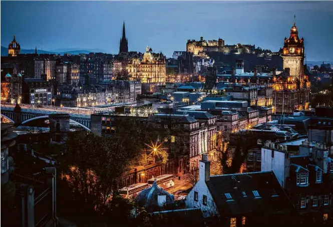  ?? Otavio Valle/Arquivo pessoal ?? Vista da parte antiga da capital escocesa, com o castelo de Edimburgo ao fundo, no alto do morro, e a torre do relógio do hotel Balmoral, à direita