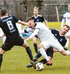  ??  ?? Stand direkt in der Startelf: Eugen Belousow (weißes Trikot) kam mit dem VfR Neuburg zu einem 2:2 gegen den FV Illertisse­n II. Foto: Xaver Habermeier