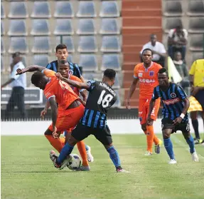  ?? KINDALA MANUEL ?? Recreativo do Libolo volta a derrotar o Interclube depois de estar em desvantage­m