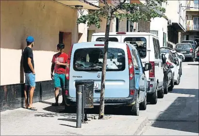 ?? FEDE CEDÓ ?? Dos menors migrants surten per la porta lateral de l’hotel Marisol a Calella