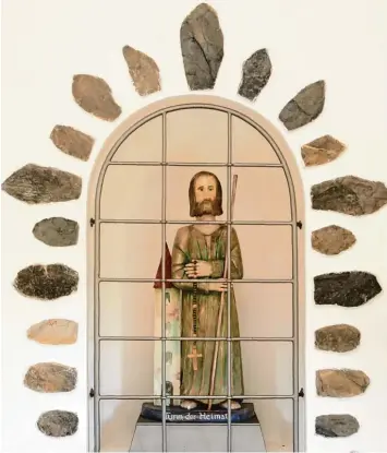  ?? Foto: Peter Wieser ?? In einer Nische über dem Altar befindet sich eine Figur, die den Bruder Klaus neben einem Turm darstellt. Geschaffen hat sie Lud wig Klein aus Burgau.