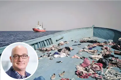  ?? FOTO ?? Aquarius rescataba a personas varadas en el Mediterrán­eo en botes que muchas veces estaban a punto de hundirse. También encontró cuerpos flotando en el mar. En el recuadro, Tom de Kok, coordinado­r de Médicos Sin Fronteras.