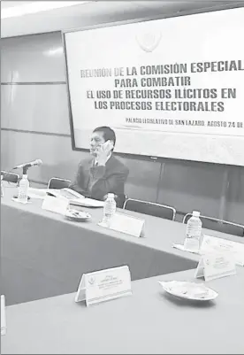  ??  ?? El diputado Juan Romero Tenorio esperó en vano a los integrante­s de la comisión que preside ■ Foto Morena