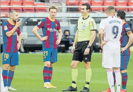  ?? FOTO: PEP MORATA ?? Martínez Munuera, que pitará la final, no trae buen recuerdo este curso al Barça después de haber sacado con él un punto de seis