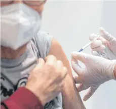  ?? FOTO: FRISO GENTSCH/DPA ?? In Bad Buchau werden am Freitag 450 Senioren geimpft.