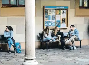  ?? ?? Estudiante­s en el patio del edificio histórico de la UB en una imagen del año 2022