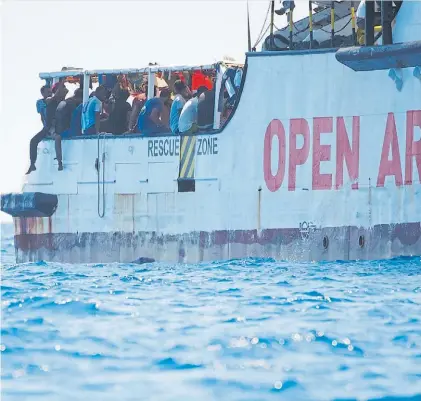  ?? AFP ?? Hacinamien­to. Imagen del buque de rescate “Open Arms”, anclado ante el puerto italiano de Lampedusa.