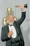  ?? The Associated Press ?? Sean Connery holds up his Oscar for “The Untouchabl­es” in April 1988 in Los Angeles.