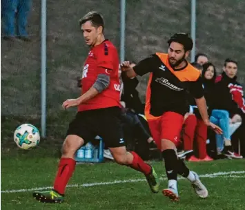  ?? Foto: Ernst Mayer ?? Matthias Müller (links) und sein SC Altenmünst­er blieben nicht nur in diesem Laufduell (rechts Ömer Yilmaz) Sieger auf dem Thannhause­r Geläuf.