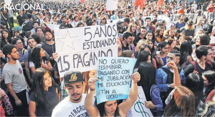  ??  ?? ► Fin al lucro y educación no sexista fueron las principale­s consignas que marcaron la primera marcha nacional del movimiento estudianti­l.