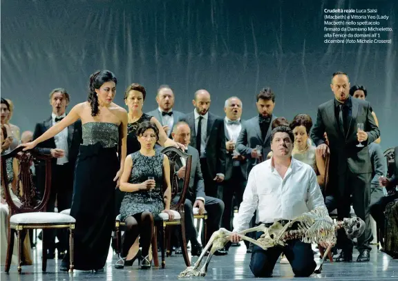  ??  ?? Crudeltà reale Luca Salsi (Macbeth) e Vittoria Yeo (Lady Macbeth) nello spettacolo firmato da Damiano Michielett­o, alla Fenice da domani all’1 dicembre (foto Michele Crosera)