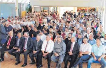  ?? FOTOS: STEFFEN LANG ?? Die Bad Wurzacher zeigen großes Interesse an der Feier; der Kursaal war voll besetzt.