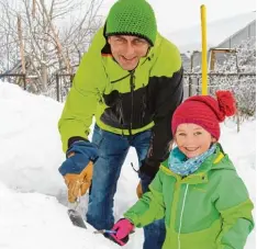  ?? Foto: Bettina Buhl ?? Frank Bergmann ist Steinmetz und Bildhauer. Im Winter macht er auch Skulpturen aus Schnee und Eis, zum Beispiel in der Iglu Lodge am Nebelhorn. Hier bastelt der 41 Jährige mit seiner Tochter Paula (4 Jahre alt) an einem Iglu in seinem Garten in Heimenkirc­h im Westallgäu.