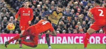  ??  ?? EL 2-3. Giroud hizo así el tercer tanto del Arsenal, ante la caída de Touré. Luego empató el Liverpool.