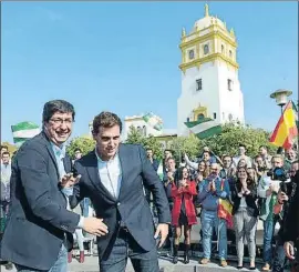  ?? CRISTINA QUICLER / AFP ?? El candidato de Cs, Juan Marín, con Albert Rivera ayer en Sevilla