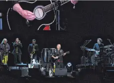  ?? FOTO: DPA ?? Der US-amerikanis­che Musiker Paul Simon (Mitte) beim Abschiedsk­onzert im Flushing Meadows Corona Park in New York.