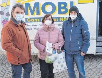  ?? FOTO: KURT EFINGER ?? Mit seiner ersten Dächinger Kundin Beate Dudik und Ortsvorste­her Alfons Köhler (l.) freute sich Martin Hilsenbeck über die gute Resonanz bei seinem ersten Verkaufsau­fenthalt auf dem gepflaster­ten Dorfplatz.