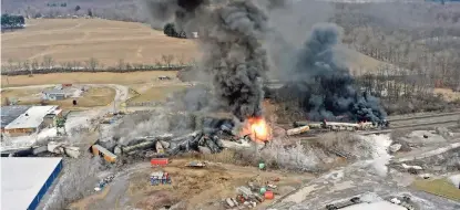  ?? ?? Así se observó el tren de carga el 4 de febrero, un día después del descarrila­miento, en east Palestine, Ohio