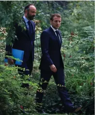  ??  ?? Nouvelle voie.
Emmanuel Macron et Édouard Philippe, le 29 juin, dans les jardins de l’Élysée.