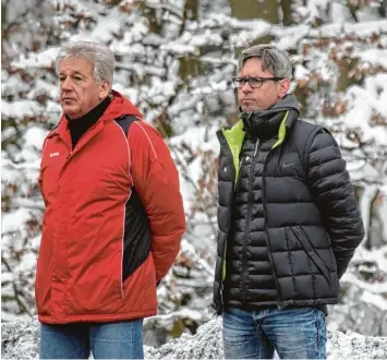  ?? Foto: Oliver Reiser ?? Es ist kalt geworden am Lohwald. Doch der neue Trainer Karl Heinz Pecher und sportliche­r Leiter Günther Hausmann (von rechts) wollen Schlusslic­ht TSV Neusäß zumindest wieder aus der Schockstar­re führen.