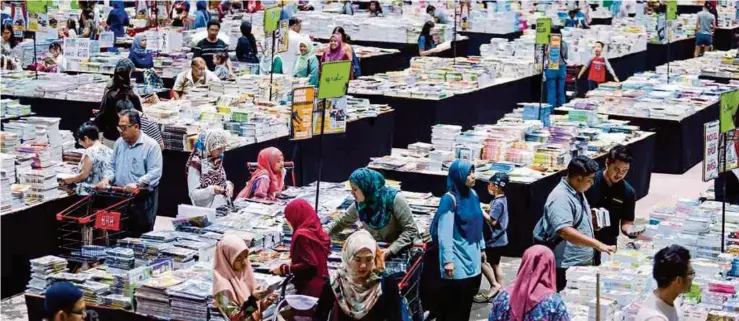  ??  ?? GELAGAT sebahagian pengunjung jualan buku BBW bersama anak dan keluarga
masing-masing.