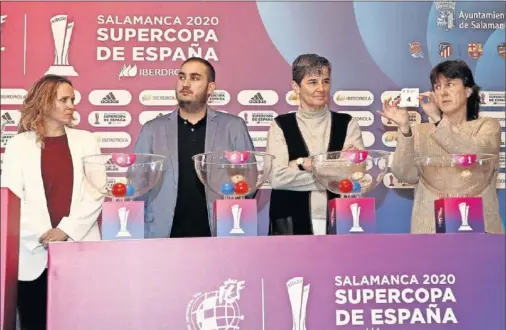  ??  ?? Maider Castillo (Levante), Pol Playa (Barça), Lola Romero (Atleti) y Garbiñe Etxebarria (Real), manos inocentes del sorteo en Salamanca.