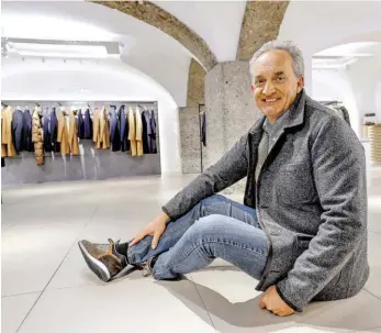  ?? BILD: SN/ROBERT RATZER ?? Modern und urban präsentier­t sich der neue Flagship-Store in der Griesgasse: Schneiders­Geschäftsf­ührer Wolfgang Binder im „Schneiders­itz“.