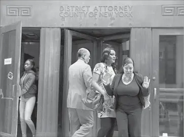  ?? Spencer Platt Getty Images ?? IT COULD TAKE a couple of weeks before a grand jury decides whether to indict movie mogul Harvey Weinstein, who has been accused by numerous women. Above, the Manhattan district attorney’s office.