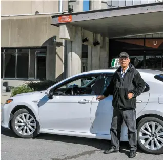  ??  ?? Le chauffeur de taxi Michel Kamar est allé remettre des fleurs hier à Alfa Mathlouthi, qui a accouché dans sa voiture mercredi.