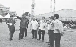  ??  ?? WONG (tiga kiri) serta yang lain ketika meninjau persiapan sambutan Hari Malaysia Peringkat Negeri di Dataran Bandar Sibu.