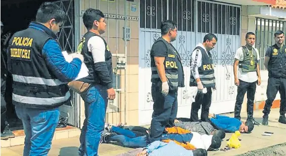  ?? ?? Detenidos. Miembros de la banda criminal venezolana yacen en el piso luego de su arresto en Venezuela. El grupo se expandió al sur continenta­l.
