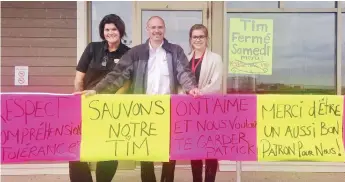  ?? PHOTO VANESSA LOIGNON ?? Stéphanie Nadeau Déraspe, employée au Tim Hortons, Patrick Chevarie, propriétai­re du Tim Hortons des Îles, et sa fille Christina.