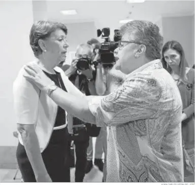  ?? JUAN CARLOS HIDALGO / EFE ?? La ex ministra Magdalena Álvarez, durante su discusión con la presidenta de las víctimas del accidente de Spanair.