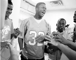  ?? CARLINE JEAN/STAFF PHOTOGRAPH­ER ?? Miami Dolphins tailback Kenyan Drake, center, has become the NFL’s fifth most productive tailback per start based on the yardage he produced in his four starts this season.