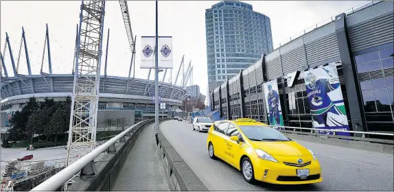  ?? MARK VAN MANEN/PNG FILES ?? The Georgia Viaduct is good for moving traffic but bad for Rogers Arena, according to a feng shui expert.