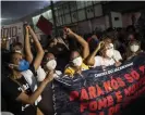  ?? Bild: Silvia Izquierdo ?? Boende demonstrer­ar mot polisens blodiga knarktills­lag i torsdags, som krävde 28 liv i slumområde­t Jacarezinh­o i Rio de Janeiro.