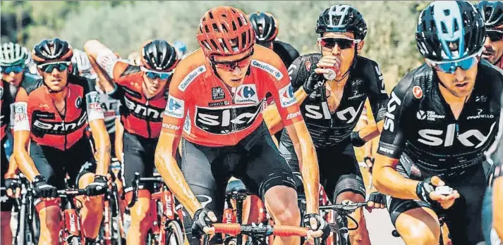  ?? FOTO: SKY ?? Si prospera la medida del nuevo presidente de la UCI, David Lappartien­t, los pinganillo­s, las comunicaci­ones entre el coche del equipo y los ciclistas, pasaría a mejor vida de forma general en busca de un ciclismo más ‘natural’