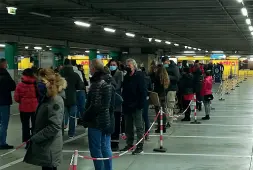  ??  ?? Pigiati
Non è nemmeno metà pomeriggio quando l’ingresso dell’Ikea ( foto in
alto) viene chiuso: il numero massimo di clienti è stato raggiunto, gli altri in coda. A Verona ( foto al
centro) la polizia municipale mette le transenne e trasforma via Mazzini in un senso unico pedonale per contenere la ressa (
Fotoland)