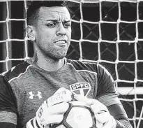  ?? Ronny Santos - 31.mai.17/Folhapress ?? Titular do São Paulo, o goleiro Sidão tem a certeza de que continuará no clube na próxima temporada