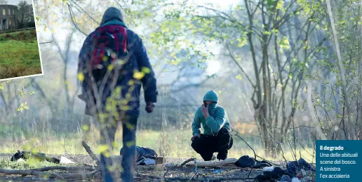  ??  ?? Il degradoUna delle abituali scene del bosco. A sinistra l’ex acciaieria