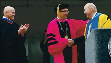  ?? JANE TYSKA STAFF ARCHIVES ?? Robert “Bob” Linscheid, left, then chair of the California State University Board of Trustees, applauds in October 2012as Leroy Morishita, center, is congratula­ted by CSU Chancellor Charles Reed, right, when Morishita became CSU East Bay’s president.