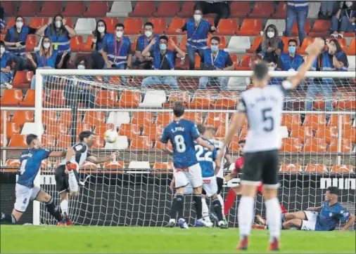  ??  ?? Carlos Soler marca de espuela el segundo gol del Valencia en el partido disputado ayer en Mestalla.