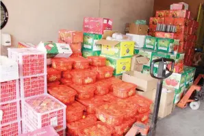  ??  ?? ANTARA bekalan limau mandarin yang sedia dihantar kepada pekedai yang sudah memesan di sekitar Kota Kinabalu.