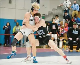  ?? PAUL W. GILLESPIE/BALTIMORE SUN MEDIA ?? South River’s Sam Ditmars, right, battles Annapolis’ Nik Antonelli in the 145-pound championsh­ip match during Saturday’s Class 4A/3A East Region Tournament at South River.