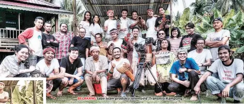  ??  ?? BELAKANG tabir team produksi telemovie ‘Transmisi Kampung’.