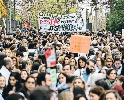  ?? FERNANDO V LLAR / EFE ?? Concentrac­ión de médicos y pediatras de atención primaria ayer en Madrid