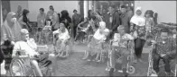  ?? NUR CHAMIM/JAWA POS RADAR SEMARANG ?? BANTU MOBILITAS: Warga difabel dan duafa saat didorong menggunaka­n kursi roda di Wisma Perdamaian, Kota Semarang.