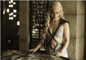  ?? Bild: HELEN SLOAN ?? FAVORIT. Linda Antonsson tycker om Daenerys Targaryen. ”Alla som tittar på tv-serien tror att hon har namnet Khaleesi, men det är en titel. I USA döper de sina barn till Khaleesi, säger Linda Antonsson och skrattar.