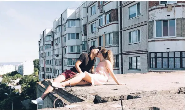  ?? FOTOS: BÜNCK ?? Nastia und ihr Freund Kostja an einem ihrer Lieblingso­rte auf dem Dach einer Bauruine. Die beiden genießen die letzte Tage gemeinsam, bevor Nastia zum Studium nach Frankreich geht.