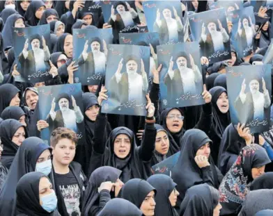  ?? A. T. (EFE) ?? Mujeres iraníes participab­an ayer en una ceremonia de duelo por Ebrahim Raisí en Teherán.